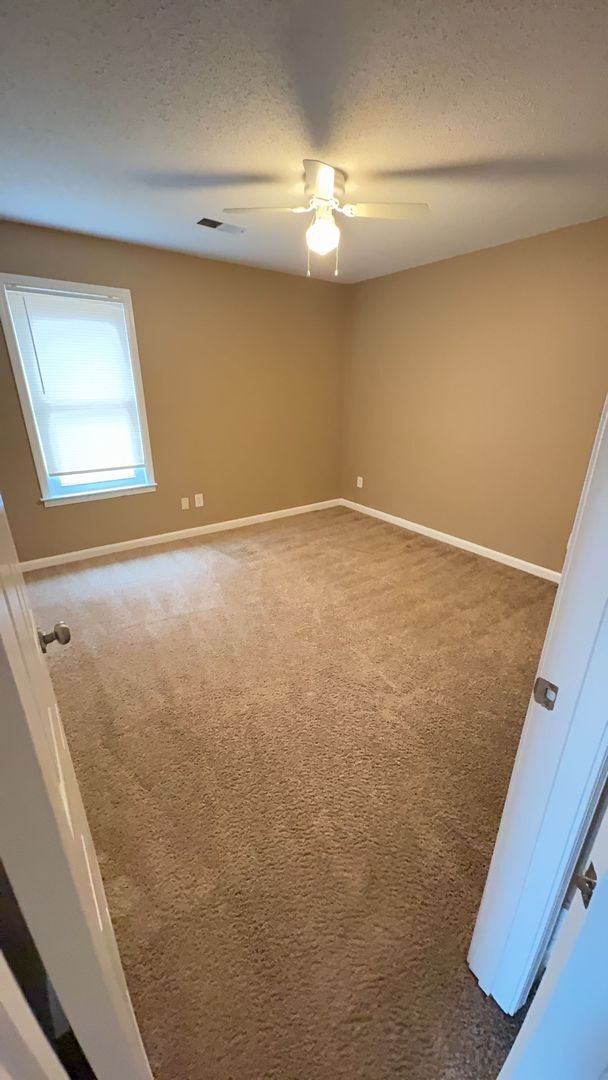 Building Photo - Comfy 3 bedroom 2 bath home