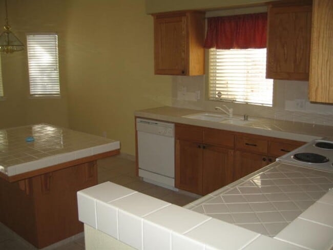 Building Photo - N.E. Fresno Newer Home, 3 car Garage, Like...