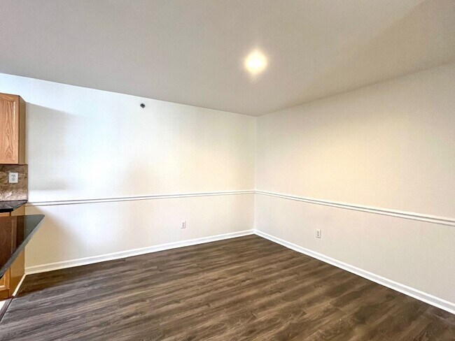 Building Photo - 2 Bed/2 Bath, Gated Community, Close to Sh...