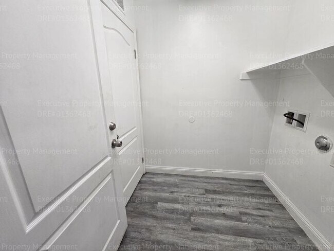 Building Photo - 4 bedroom/ 2 bathroom located in the South...