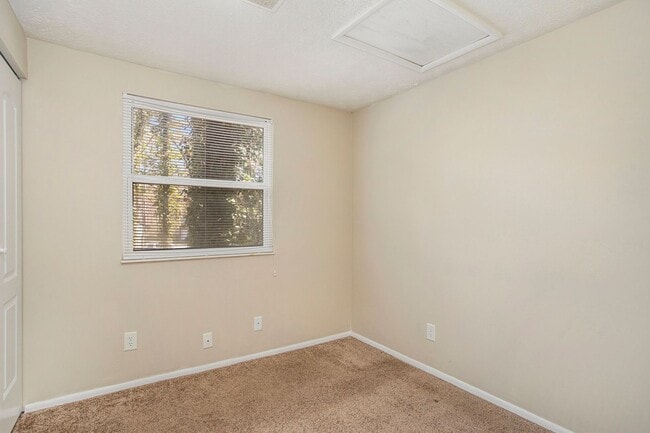 Building Photo - 3 Bedroom 2 Bath Home