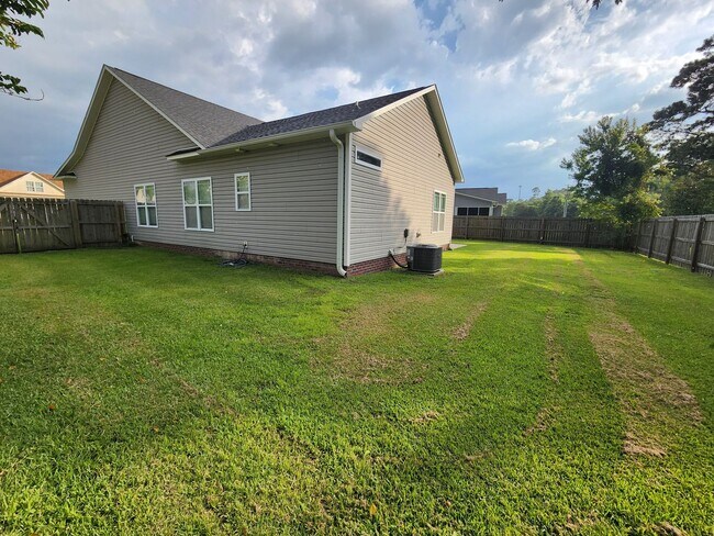 Building Photo - 3 Bedroom home with an upstair bonus room ...