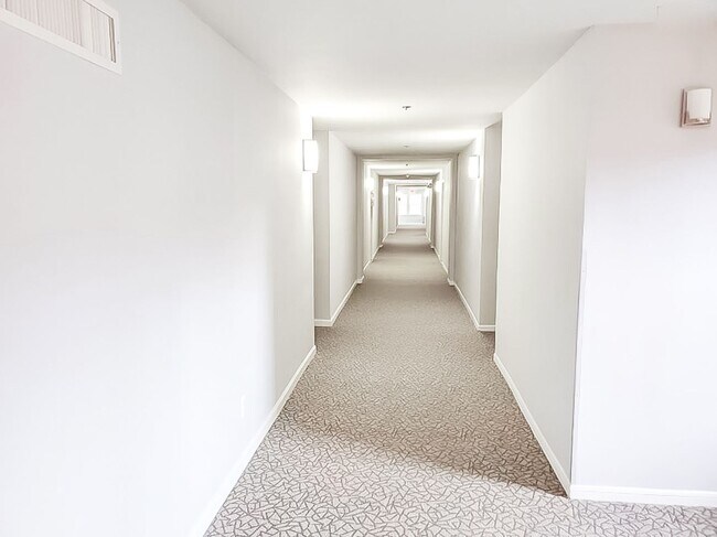 Building Photo - Beautifully Updated 1 Bed 1 Bath Condo With Sunroom In Sought After Point At Park