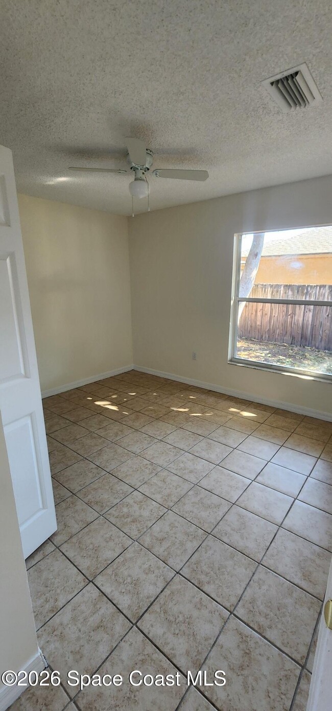 Building Photo - 1807 Edith St NE