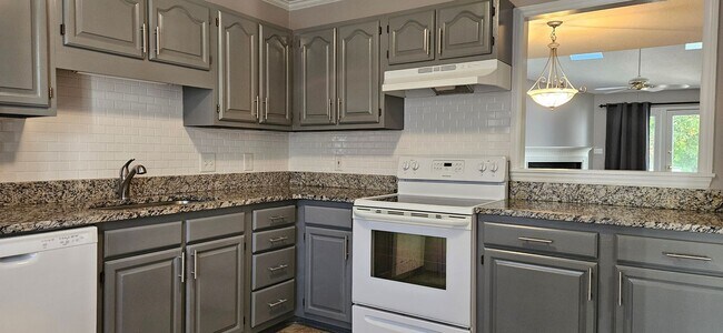Building Photo - Darling 2br 2ba One Level Living Townhome ...