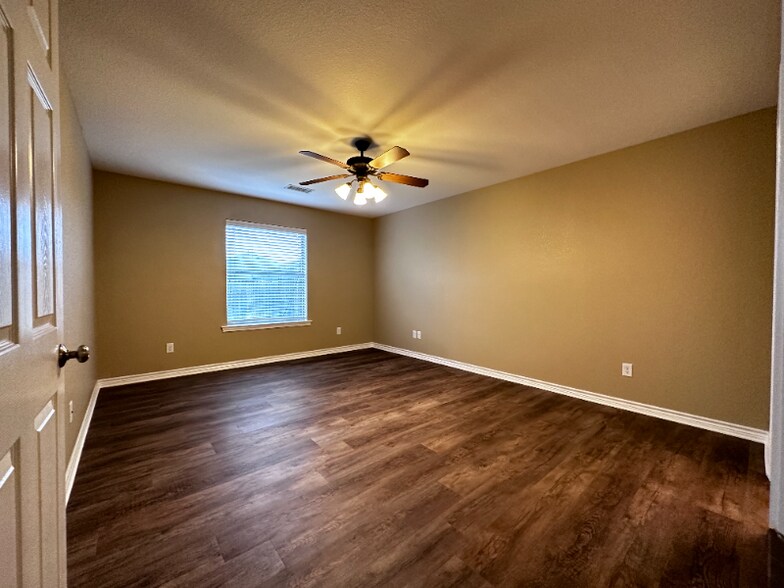 Building Photo - 5111 Graceland Dr