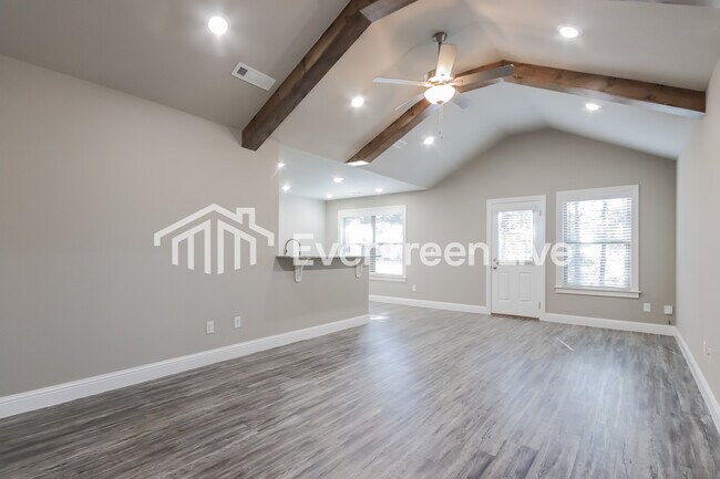 Building Photo - 600 E Osage Trce