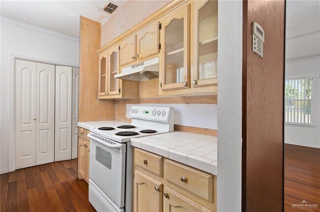 Building Photo - 1530 W Hall Acres Rd