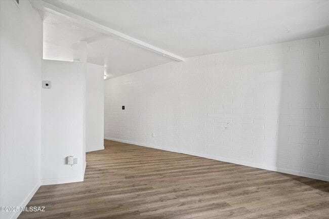 Building Photo - Move In Ready Unit! 1 Bed 1 Bath New Flooring!