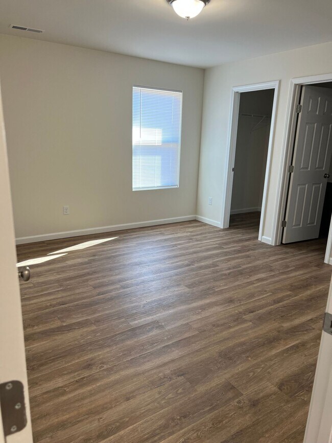 Building Photo - 3 bedroom 2 bath 1 car gargage HOUSE