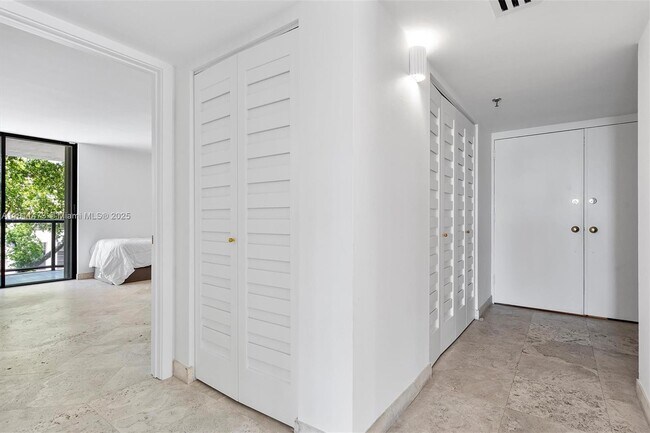 Building Photo - 2575 S Bayshore Dr
