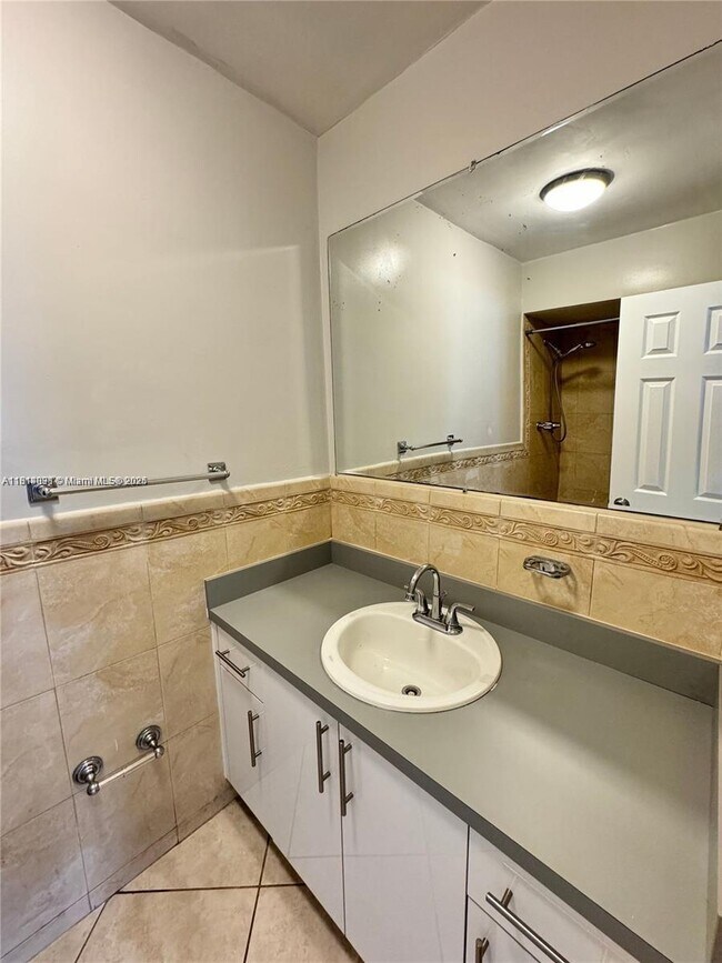 Building Photo - 9370 SW 87th Ave