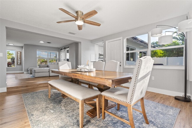 Building Photo - 1960 NW 32nd Ct