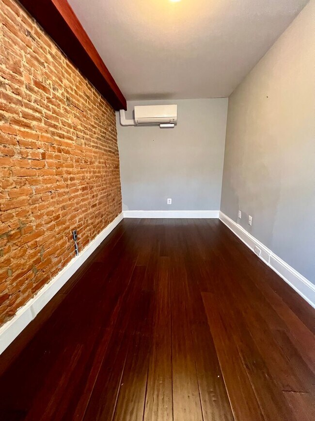 Building Photo - Stunning 4-Bedroom Townhome in the Heart of Fishtown! Available NOW!