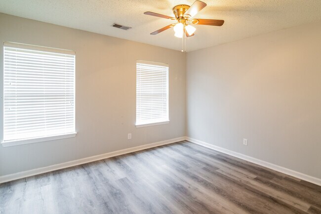 Building Photo - 121 Macallan Ct