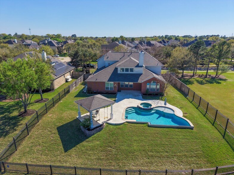 Building Photo - 1922 Lake Grayson Dr