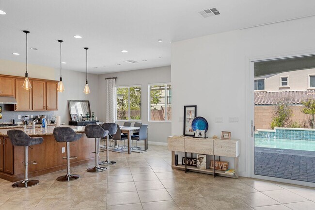 Building Photo - 5 Bed home w/downstairs bed. Private pool.