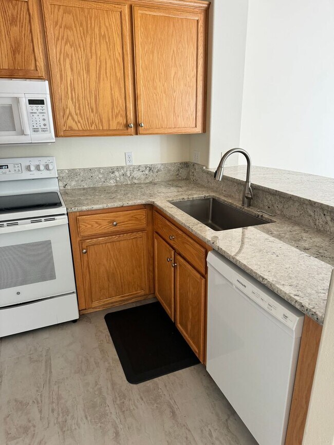 Building Photo - Beautiful 3 Bedroom in Grand Oaks Neighbor...