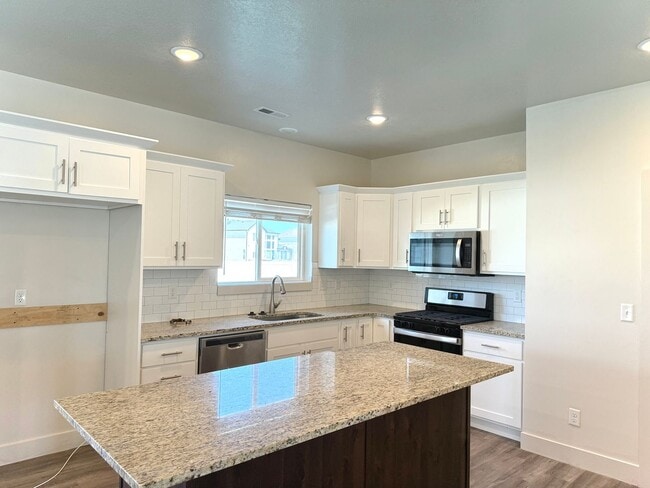 Building Photo - 4 bedroom 2.5 bath Plain City House