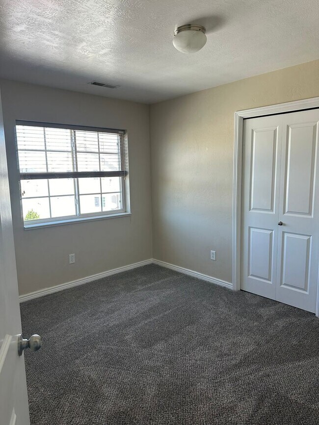 Building Photo - 3 Bedroom 2 Bathroom Townhome