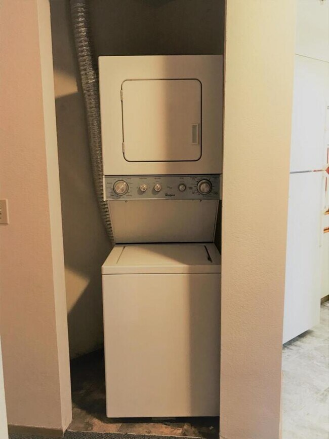 Building Photo - 1 bedroom in Seattle WA 98105