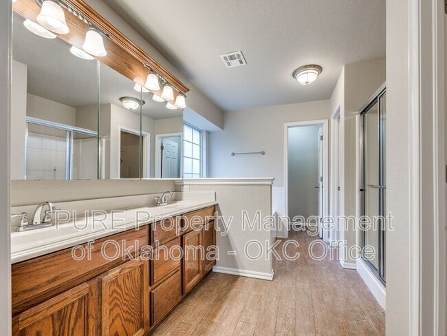 Building Photo - 1605 SW 33RD St