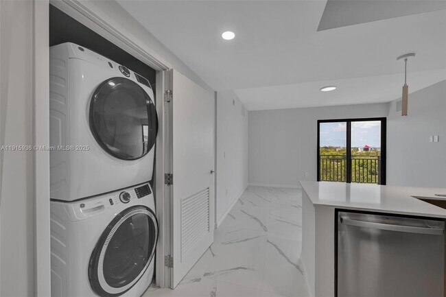 Building Photo - 840 NE 130th St