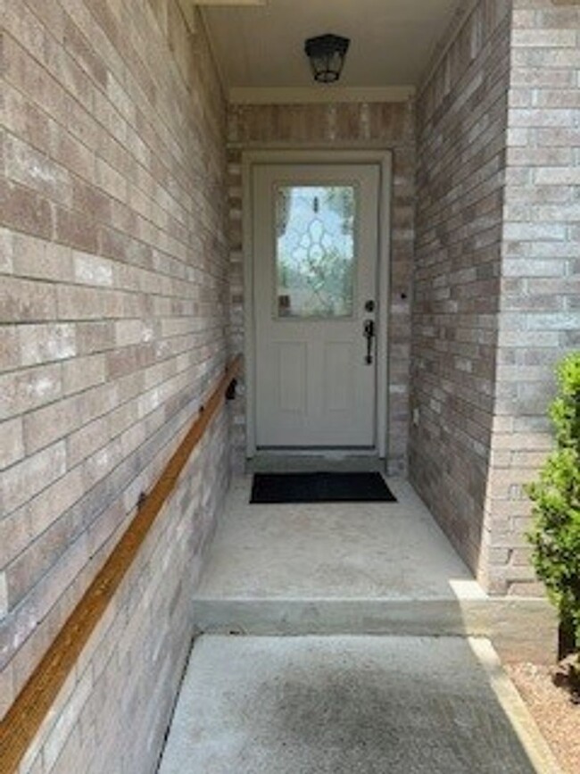 Building Photo - Beautiful 3 bedroom home ready for move in