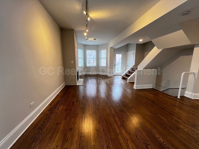 Building Photo - 1423 W Oakdale Ave