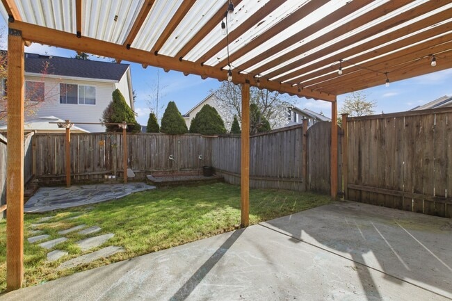 Building Photo - SILVER FIRS 3 BED 2.5 BATH TOWNHOUSE AVAILABLE NOW