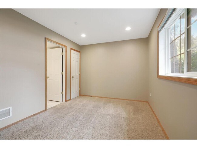 Building Photo - 15564 Lilac Dr