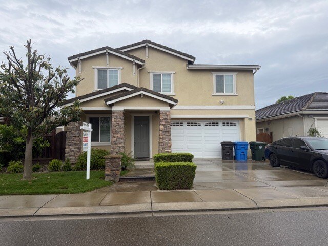 Building Photo - 4 bedroom 2.5 baths: formal living/dining