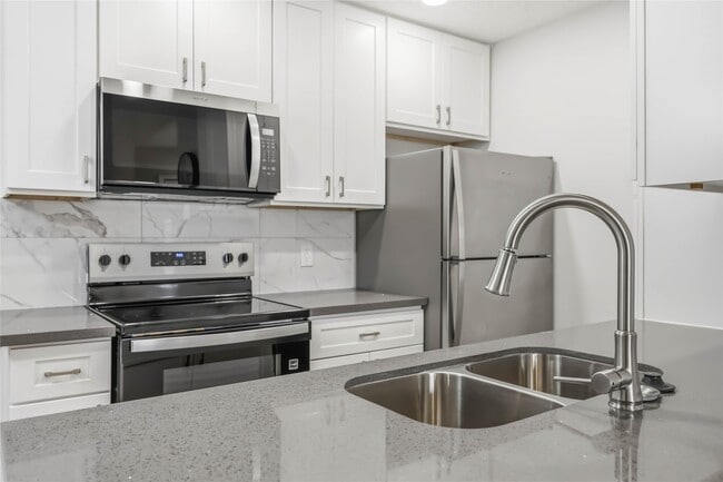 Building Photo - 2121 Hepburn St