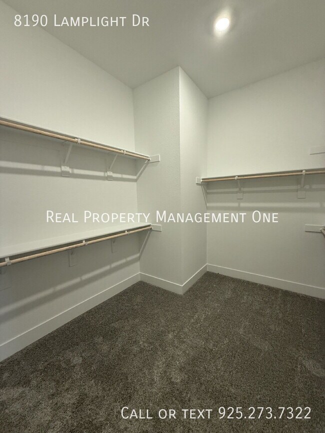 Building Photo - 8190 Lamplight Dr
