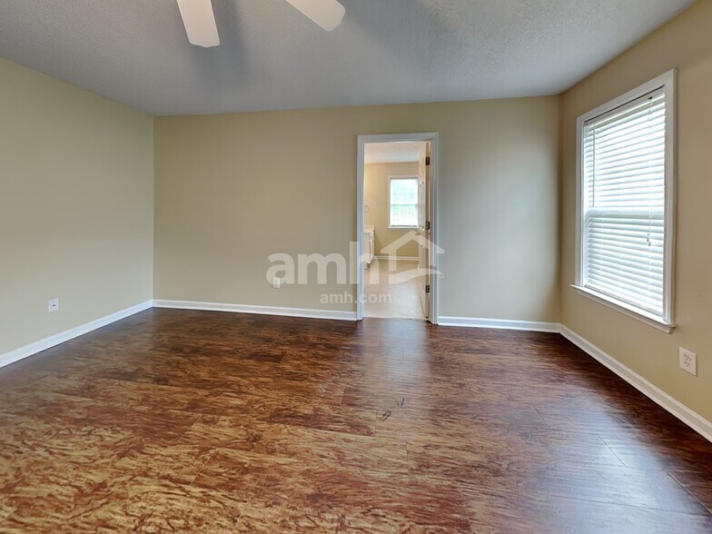 Building Photo - 301 Kingfisher Dr
