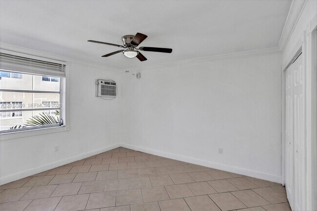 Building Photo - 713 Collins Ave