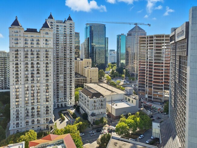 Building Photo - Penthouse Living in Midtown!