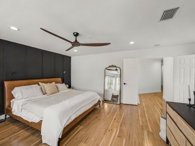 Building Photo - 6017 Newport Village Way