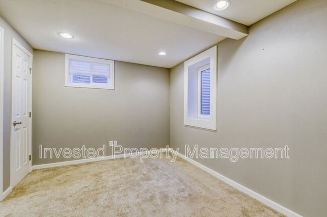 Building Photo - 1365 S Grape St