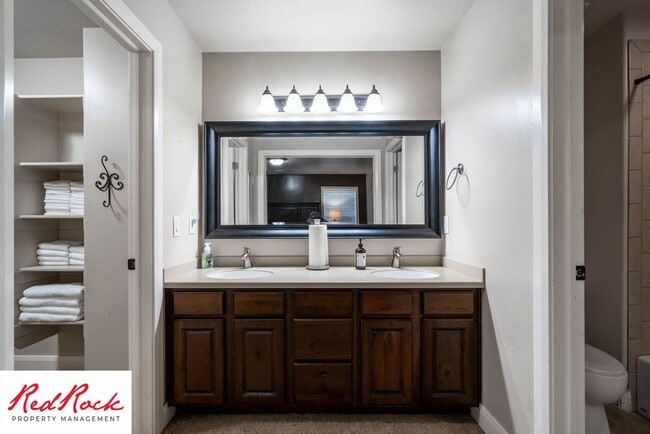 Building Photo - Move In Special- $500 Off First Month's Rent! 3 Bedroom, Fully Furnished Home.