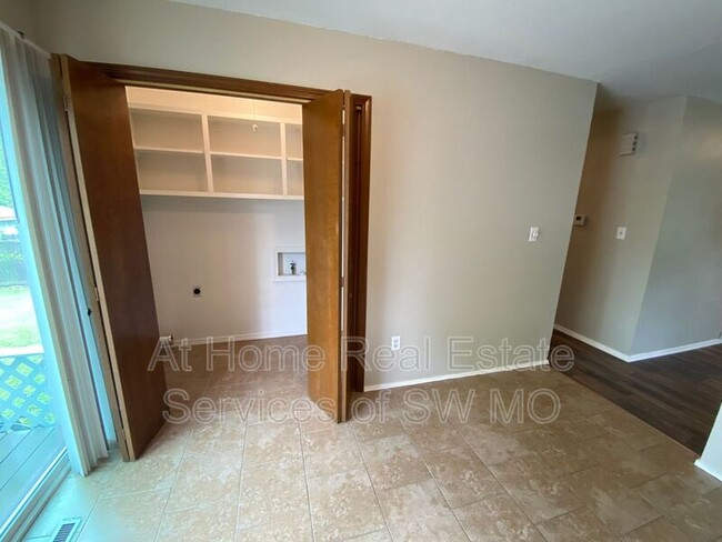 Building Photo - 2535 W Primrose Ln