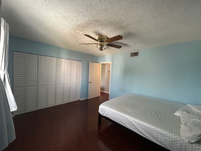 Building Photo - Spacious 1/1 with Balcony with Sunset Views