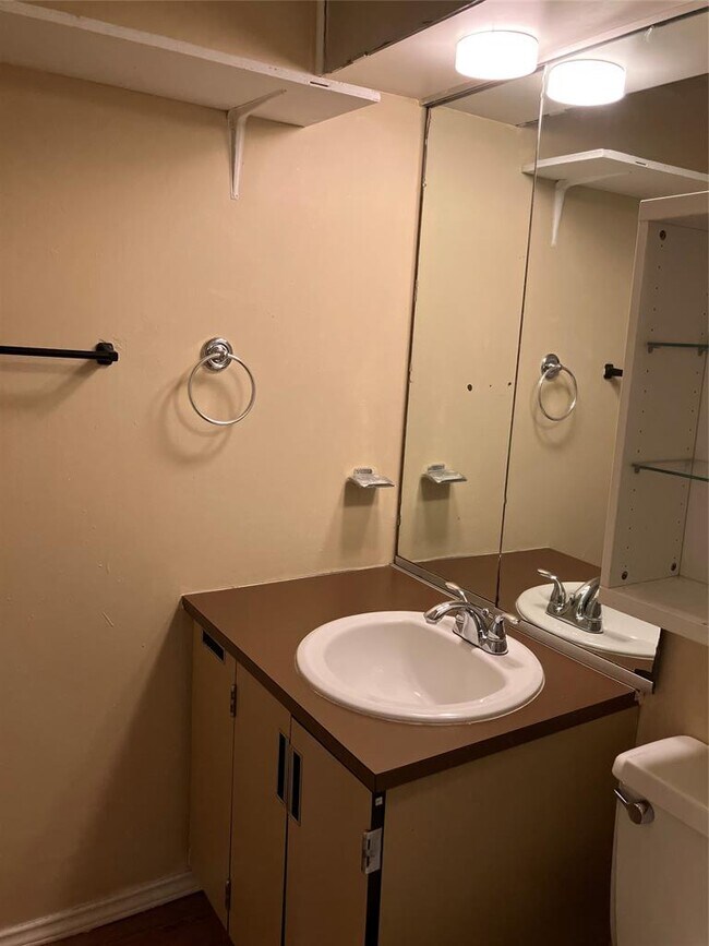 Building Photo - 5806 Circulo Dr