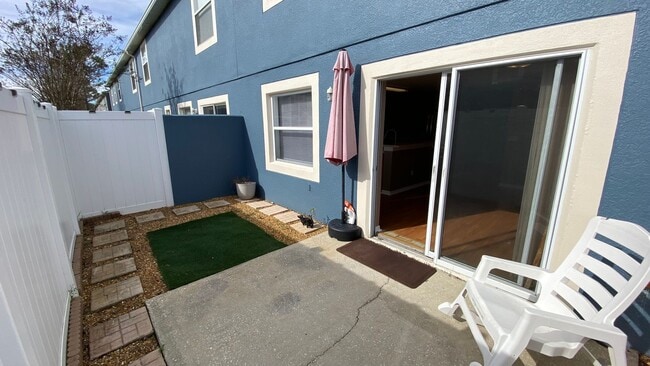 Building Photo - 3 Bedroom, 2.5 Bath Townhome with One Car Garage in Waterford Lakes Orlando!