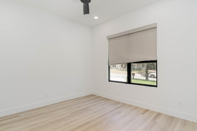 Building Photo - 6254 Linden Ln