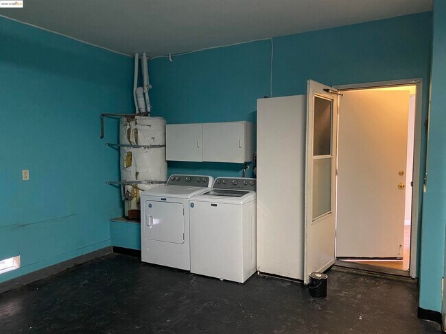 Building Photo - 5239 Woodside Way