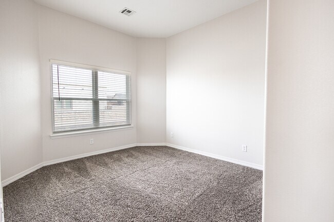 Building Photo - 14852 Mike a Mendoza Ave