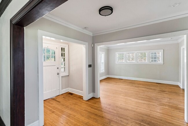 Building Photo - Charming 3-Bed Home Near UMKC with Hardwoo...