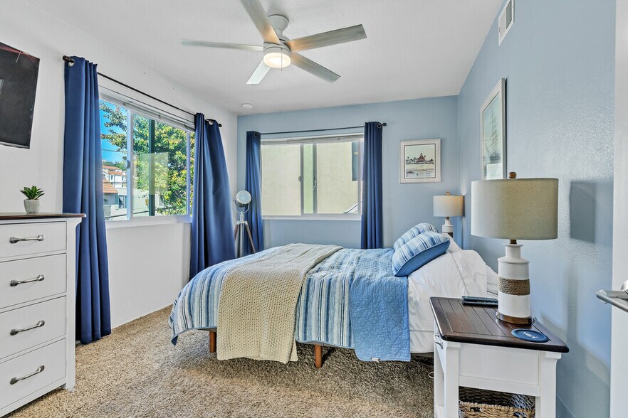 Room 1 - 5653 Riley St