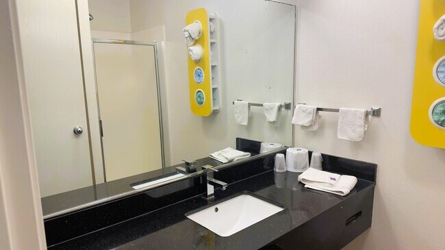 Building Photo - Motel 6- East Side